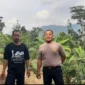 Keterangan poto : Bendahara umum ormas Jayagati Banten bersama Kapolsek Leuwidamar saat menijau lokasi Penanaman Jagung program tumpang sari