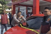 Keterangan foto : Sebanyak lima orang yang berperan sebagai penagih utang atau debt collector berhasil diringkus pihak kepolisian di Kota Pangkalpinang, Provinsi Bangka Belitung, Sabtu (17/5/2026)