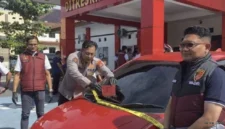 Keterangan foto : Sebanyak lima orang yang berperan sebagai penagih utang atau debt collector berhasil diringkus pihak kepolisian di Kota Pangkalpinang, Provinsi Bangka Belitung, Sabtu (17/5/2026)