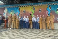 Keterangan poto: Kepala sekolah SMPN 2 Rangkasbitung saat berpoto bersama peserta ditik peraih medali emas O2SN tingkat ksbupaten bersama dewan guru