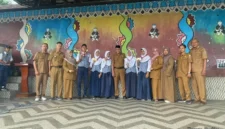 Keterangan poto: Kepala sekolah SMPN 2 Rangkasbitung saat berpoto bersama peserta ditik peraih medali emas O2SN tingkat ksbupaten bersama dewan guru