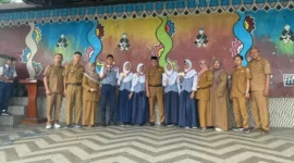 Keterangan poto: Kepala sekolah SMPN 2 Rangkasbitung saat berpoto bersama peserta ditik peraih medali emas O2SN tingkat ksbupaten bersama dewan guru