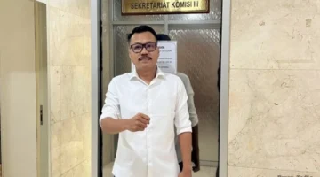 Keterangan foto : Pengacara Hasri saat di DPR RI, Jumat (15/5/2026)