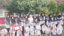 Keterangan poto : Poto bersa antata dewan guru bersama peraih medali dalam lomba O2SN Tingkat Kabupaten