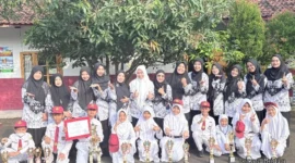 Keterangan poto : Poto bersa antata dewan guru bersama peraih medali dalam lomba O2SN Tingkat Kabupaten 