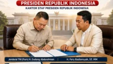 Ketua Umum Pengurus Besar Asosiasi Badan Permusyawaratan Desa Seluruh Indonesia (PABPDSI), H. Ferry Radiansyah, ST., MM., kepada Kepala Staf Kepresidenan (KSP), Jenderal TNI (Purn.) Prof. Dr. Dudung Abdurachman, di lingkungan Istana Presiden.