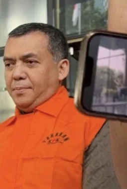 Usai Serahkan Diri, Wamen Imipas Silmy Karim Dikenakan Rompi Tahanan