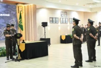 Kepala Kejaksaan Tinggi Jawa Barat, Dr. Sutikno, melantik dan mengambil sumpah jabatan Tumpal Eben Ezer sebagai Kepala Kejaksaan Negeri Kabupaten Sukabumi serta Dimas Aditya sebagai Koordinator di lingkungan Kejati Jabar.