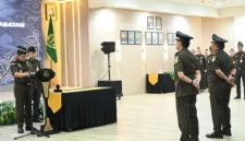 Kepala Kejaksaan Tinggi Jawa Barat, Dr. Sutikno, melantik dan mengambil sumpah jabatan Tumpal Eben Ezer sebagai Kepala Kejaksaan Negeri Kabupaten Sukabumi serta Dimas Aditya sebagai Koordinator di lingkungan Kejati Jabar.
