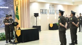 Kepala Kejaksaan Tinggi Jawa Barat, Dr. Sutikno, melantik dan mengambil sumpah jabatan Tumpal Eben Ezer sebagai Kepala Kejaksaan Negeri Kabupaten Sukabumi serta Dimas Aditya sebagai Koordinator di lingkungan Kejati Jabar.