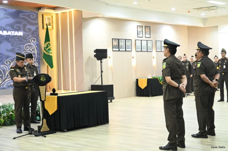 Kepala Kejaksaan Tinggi Jawa Barat, Dr. Sutikno, melantik dan mengambil sumpah jabatan Tumpal Eben Ezer sebagai Kepala Kejaksaan Negeri Kabupaten Sukabumi serta Dimas Aditya sebagai Koordinator di lingkungan Kejati Jabar.