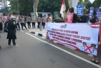 Dewan Pimpinan Daerah Barisan Rakyat Nusantara (BaraNusa) Kota Depok bersama sejumlah warga menggelar aksi unjuk rasa damai di halaman Balai Kota Depok, Jumat (19/6/2026).