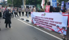 Dewan Pimpinan Daerah Barisan Rakyat Nusantara (BaraNusa) Kota Depok bersama sejumlah warga menggelar aksi unjuk rasa damai di halaman Balai Kota Depok, Jumat (19/6/2026).