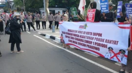Dewan Pimpinan Daerah Barisan Rakyat Nusantara (BaraNusa) Kota Depok bersama sejumlah warga menggelar aksi unjuk rasa damai di halaman Balai Kota Depok, Jumat (19/6/2026).