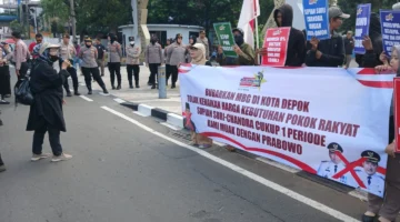 Dewan Pimpinan Daerah Barisan Rakyat Nusantara (BaraNusa) Kota Depok bersama sejumlah warga menggelar aksi unjuk rasa damai di halaman Balai Kota Depok, Jumat (19/6/2026).