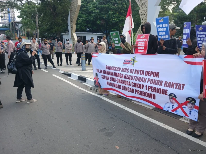 Dewan Pimpinan Daerah Barisan Rakyat Nusantara (BaraNusa) Kota Depok bersama sejumlah warga menggelar aksi unjuk rasa damai di halaman Balai Kota Depok, Jumat (19/6/2026).