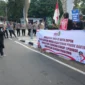 Dewan Pimpinan Daerah Barisan Rakyat Nusantara (BaraNusa) Kota Depok bersama sejumlah warga menggelar aksi unjuk rasa damai di halaman Balai Kota Depok, Jumat (19/6/2026).