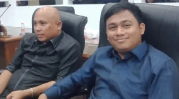 Keterangan poto ; Ketua Komisi IV Ujang Giri, saat Rapat Paripurna didampingi Anggota DPRD Agus Ider Alamsyah