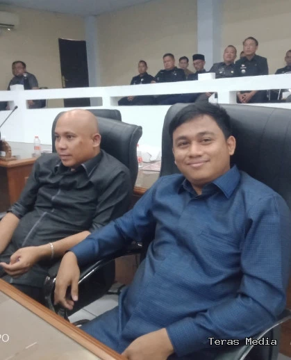 Keterangan poto ; Ketua Komisi IV Ujang Giri, saat  Rapat Paripurna didampingi Anggota DPRD Agus Ider Alamsyah