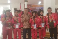 Keterangan poto : Kepsek SMPN 2 Rangkasbitung saat mendampingi Siswanya dalam pemberangkatan ke POPDA 
