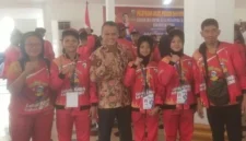 Keterangan poto : Kepsek SMPN 2 Rangkasbitung saat mendampingi Siswanya dalam pemberangkatan ke POPDA