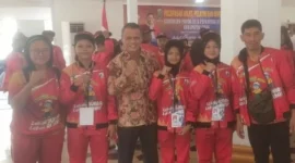 Keterangan poto : Kepsek SMPN 2 Rangkasbitung saat mendampingi Siswanya dalam pemberangkatan ke POPDA 