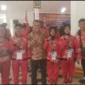 Keterangan poto : Kepsek SMPN 2 Rangkasbitung saat mendampingi Siswanya dalam pemberangkatan ke POPDA 