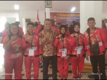 Keterangan poto : Kepsek SMPN 2 Rangkasbitung saat mendampingi Siswanya dalam pemberangkatan ke POPDA 