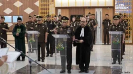 Tiga pejabat eselon III dan IV resmi dilantik dan diambil sumpahnya pada Senin, 3 Juni 2026, di Aula Kejati Sumsel, Palembang.