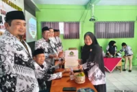Keterangan poto : Dini Hipdiani, M. Pd, saat menerima SK Kepala Sekolah SMK PGRI Rangkasbitung untuk priode 2026 - 2030 yang di serahkan langsung oleh Ketua YPLP PGRI Provinsi Banten pada 25/6/2026