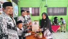 Keterangan poto : Dini Hipdiani, M. Pd, saat menerima SK Kepala Sekolah SMK PGRI Rangkasbitung untuk priode 2026 - 2030 yang di serahkan langsung oleh Ketua YPLP PGRI Provinsi Banten pada 25/6/2026