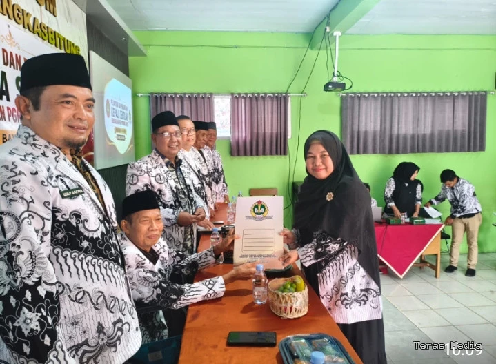 Keterangan poto : Dini Hipdiani, M. Pd, saat menerima SK Kepala Sekolah SMK PGRI Rangkasbitung untuk priode 2026 - 2030 yang di serahkan langsung oleh Ketua YPLP PGRI Provinsi Banten pada 25/6/2026