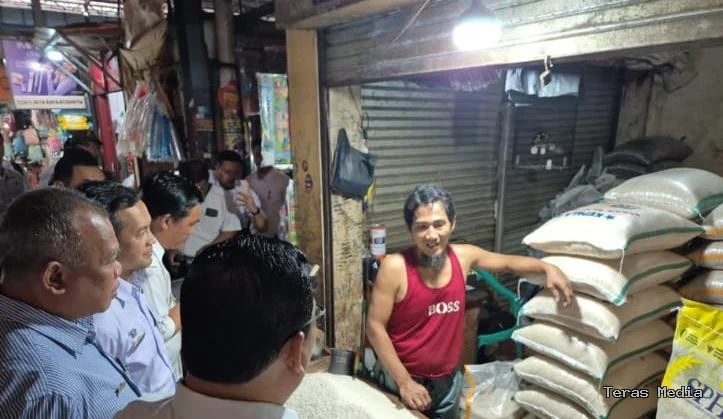 Perum Bulog Cabang Lebak-Pandeglang memastikan harga bahan pokok, khususnya beras, di Pasar Rangkasbitung tetap stabil dan terjangkau masyarakat