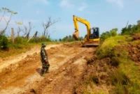 Warga Kampung Rancecet, Desa Rancapinang, Kecamatan Cimanggu, Kabupaten Pandeglang menyambut gembira kehadiran prajurit Kodim 0601/Pandeglang