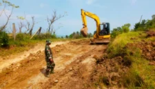 Warga Kampung Rancecet, Desa Rancapinang, Kecamatan Cimanggu, Kabupaten Pandeglang menyambut gembira kehadiran prajurit Kodim 0601/Pandeglang
