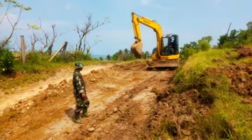 Warga Kampung Rancecet, Desa Rancapinang, Kecamatan Cimanggu, Kabupaten Pandeglang menyambut gembira kehadiran prajurit Kodim 0601/Pandeglang