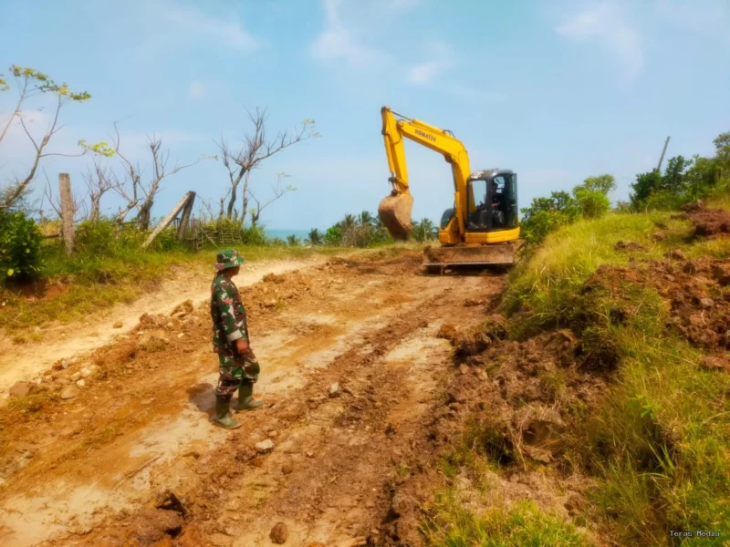 Warga Kampung Rancecet, Desa Rancapinang, Kecamatan Cimanggu, Kabupaten Pandeglang menyambut gembira kehadiran prajurit Kodim 0601/Pandeglang