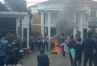 Keterangan poto : Gampar desak Kejari Lebak usut tuntas dugaan penyelewengan anggaran PNPM tahun 2014 seluruh UPK se Kabupaten Lebak 