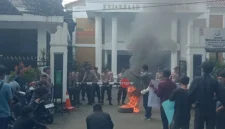 Keterangan poto : Gampar desak Kejari Lebak usut tuntas dugaan penyelewengan anggaran PNPM tahun 2014 seluruh UPK se Kabupaten Lebak