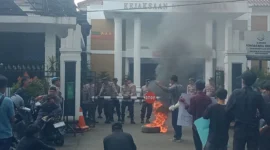 Keterangan poto : Gampar desak Kejari Lebak usut tuntas dugaan penyelewengan anggaran PNPM tahun 2014 seluruh UPK se Kabupaten Lebak 