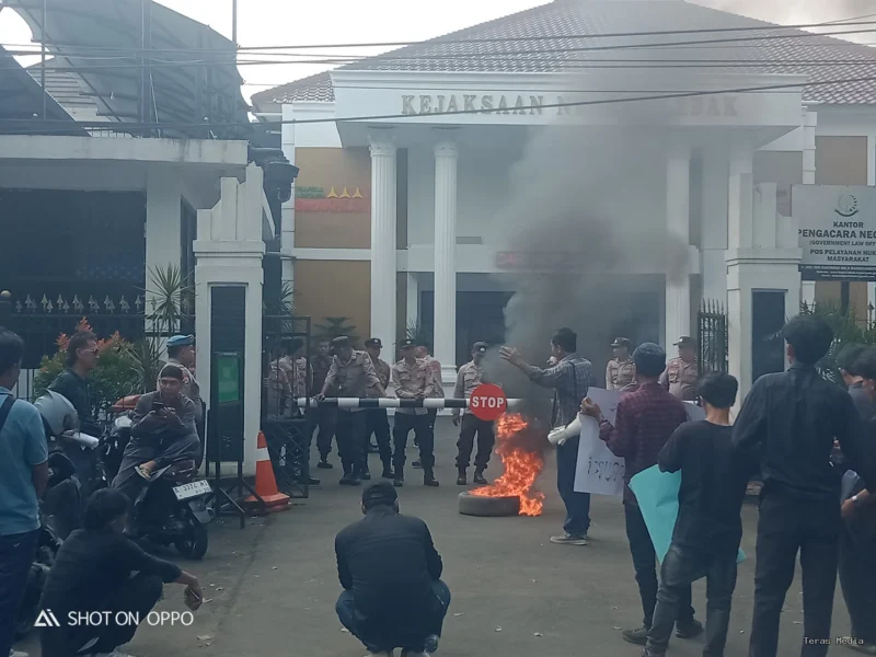 Keterangan poto : Gampar desak Kejari Lebak usut tuntas dugaan penyelewengan anggaran PNPM tahun 2014 seluruh UPK se Kabupaten Lebak 