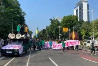 Sekitar 100 mahasiswa yang tergabung dalam puluhan Badan Eksekutif Mahasiswa (BEM) lintas kampus se-Indonesia yang tergabung dalam BEM Persatuan Indonesia menggelar aksi damai di kawasan Patung Kuda, Monas, Jakarta Pusat, Jumat (19/6/2026).