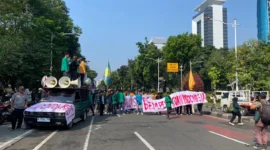 Sekitar 100 mahasiswa yang tergabung dalam puluhan Badan Eksekutif Mahasiswa (BEM) lintas kampus se-Indonesia yang tergabung dalam BEM Persatuan Indonesia menggelar aksi damai di kawasan Patung Kuda, Monas, Jakarta Pusat, Jumat (19/6/2026).