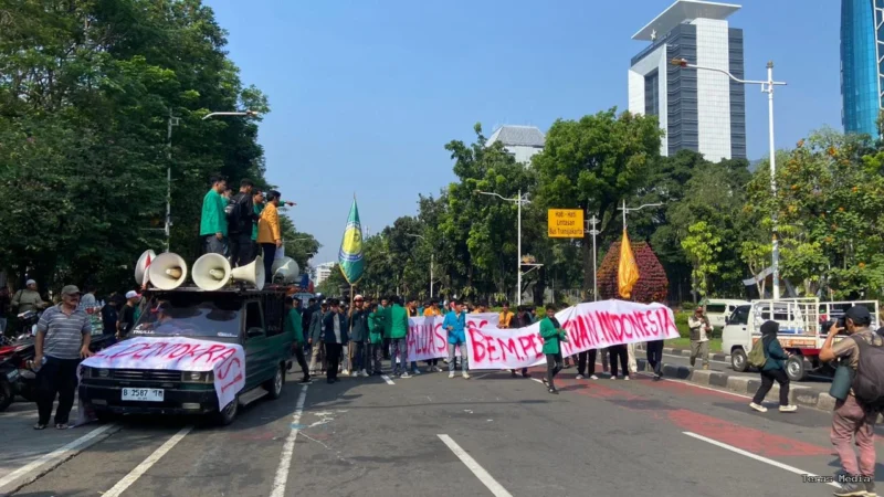 Sekitar 100 mahasiswa yang tergabung dalam puluhan Badan Eksekutif Mahasiswa (BEM) lintas kampus se-Indonesia yang tergabung dalam BEM Persatuan Indonesia menggelar aksi damai di kawasan Patung Kuda, Monas, Jakarta Pusat, Jumat (19/6/2026).