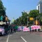 Sekitar 100 mahasiswa yang tergabung dalam puluhan Badan Eksekutif Mahasiswa (BEM) lintas kampus se-Indonesia yang tergabung dalam BEM Persatuan Indonesia menggelar aksi damai di kawasan Patung Kuda, Monas, Jakarta Pusat, Jumat (19/6/2026).