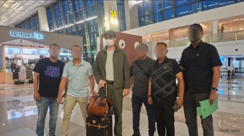 Tim Satgas Intelijen Reformasi dan Inovasi (SIRI) Kejaksaan Agung bekerja sama dengan Kejaksaan Negeri Kota Tangerang dan Kejaksaan Negeri Banjarmasin berhasil mengamankan seorang buronan yang tercatat dalam Daftar Pencarian Orang (DPO) dari Kejaksaan Tinggi Kalimantan Selatan.