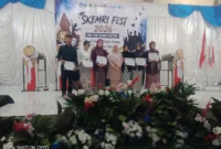 Keterangan poto : Kepala SMK PGRI Rangkasbitung saat memberikan pisgan buat siswa yang ber prestasi saat acara kelulusa