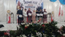 Keterangan poto : Kepala SMK PGRI Rangkasbitung saat memberikan pisgan buat siswa yang ber prestasi saat acara kelulusa