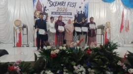 Keterangan poto : Kepala SMK PGRI Rangkasbitung saat memberikan pisgan buat siswa yang ber prestasi saat acara kelulusa