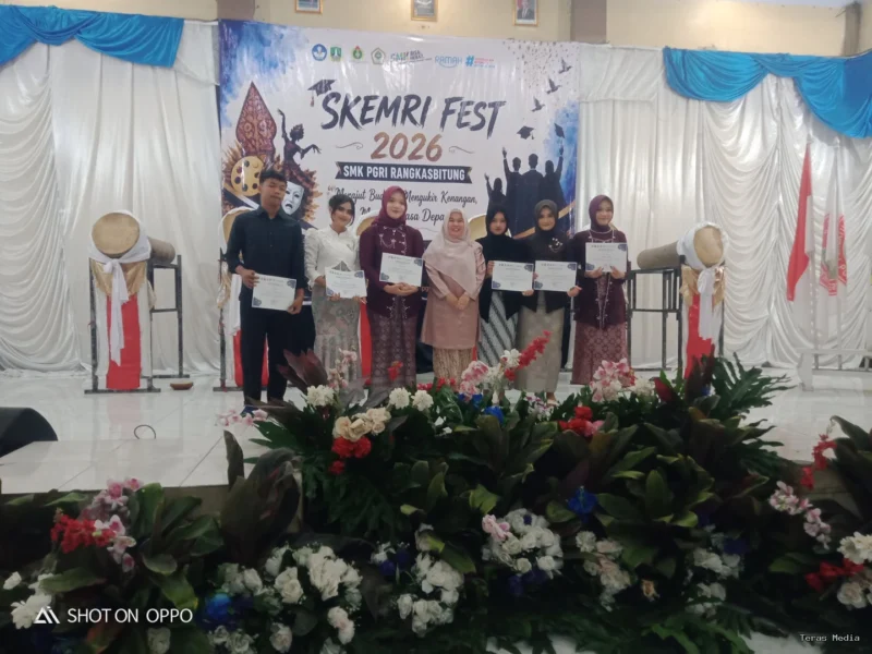 Keterangan poto : Kepala SMK PGRI Rangkasbitung saat memberikan pisgan buat siswa yang ber prestasi saat acara kelulusa